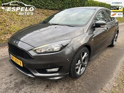 Grijs Occasion 2017 Ford Focus ST-Line Hatchback | € 12.450 (Eerlijke prijs)