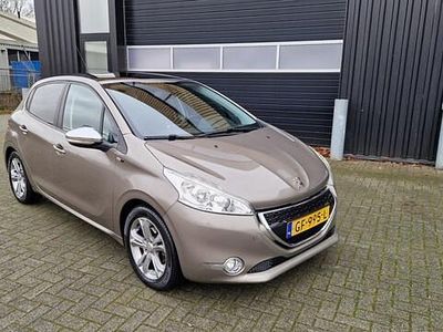 Grijs (metallic) Gebruikt 2015 Peugeot 208 Style Hatchback | € 4.499 (Eerlijke prijs)