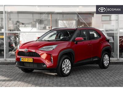 Rood (metallic) Occasion 2025 Toyota Yaris Cross Active SUV | € 27.950 (Eerlijke prijs)