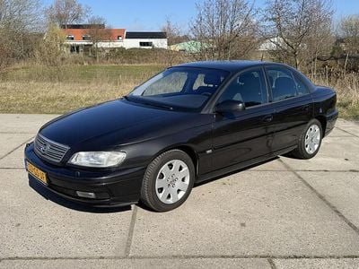 Zwart (metallic) Gebruikt 2001 Opel Omega Elegance Sedan | € 3.650
