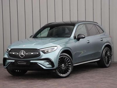Groen (metallic) Occasion 2025 Mercedes GLC300e AMG SUV | € 71.500 (Eerlijke prijs)