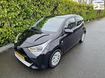 Zwart (metallic) Gebruikt 2022 Toyota Aygo X-play Hatchback | € 8.450 (Goede deal)