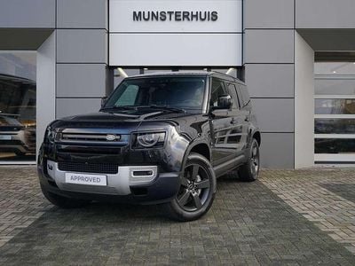 Santorini black (zwart metallic)zwart Gebruikt 2023 Land Rover Defender SE SUV | € 82.950 (Eerlijke prijs)