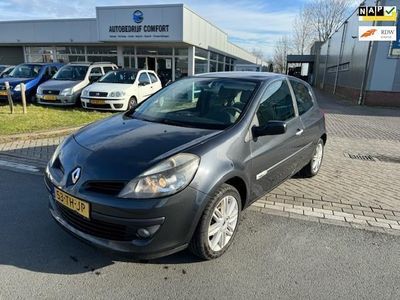 tweedehands Renault Clio 1.6-16V Initiale. Keyless / leder.