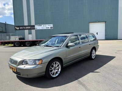 tweedehands Volvo V70 2.5T AWD Summum Automaat 210 PK. Clima,Leder,Schuifdak,Xenon,Navi,Cruise,Trekhaak,Enz...... Zeldzaam mooie en zeer goed onderhouden auto !!!