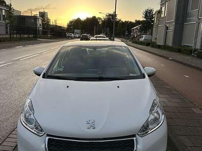 Wit Occasion 2015 Peugeot 208 Hatchback | € 5.900 (Eerlijke prijs)
