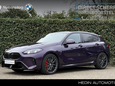 Paars (metallic) Occasion 2025 BMW 120 Comfort Edition Hatchback | € 38.895 (Eerlijke prijs)