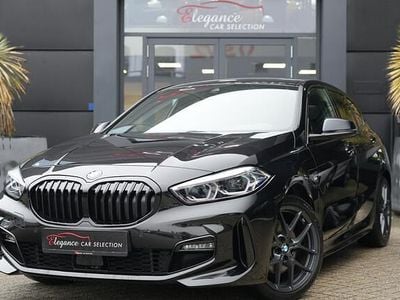 Zwart (metallic) Occasion 2023 BMW 118 Executive Hatchback | € 27.950 (Eerlijke prijs)