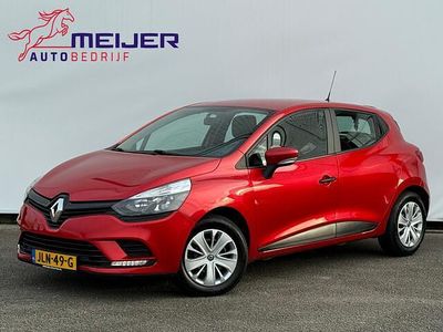 Rood (metallic) Occasion 2017 Renault Clio IV Zen Hatchback | € 9.980 (Iets duurder)