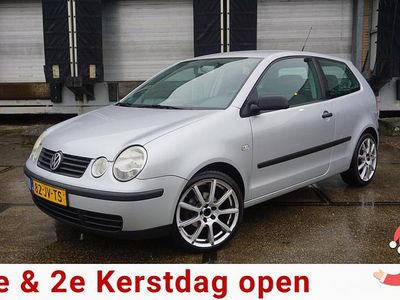 Grijs, metallic lak Gebruikt 2002 VW Polo Hatchback | € 1.995 (Iets duurder)