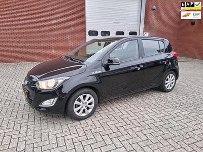 Zwart (metallic) Gebruikt 2013 Hyundai i20 Hatchback | € 7.950 (Duur)