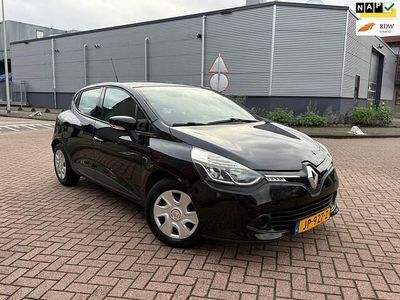 Zwart Gebruikt 2016 Renault Clio IV Expression Hatchback | € 7.399 (Eerlijke prijs)