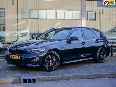 Zwart (metallic) Occasion 2022 BMW 330e Executive Stationwagen | € 37.950 (Goede deal)