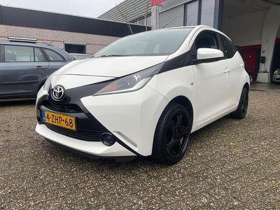 Wit Gebruikt 2015 Toyota Aygo X-play Hatchback | € 5.749 (Eerlijke prijs)