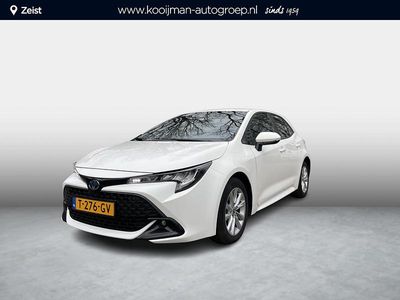 Pure white (licht wit) Occasion 2023 Toyota Corolla Hybrid Active Hatchback | € 25.845 (Eerlijke prijs)