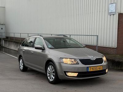 Beige (metallic) Gebruikt 2013 Skoda Octavia Stationwagen | € 5.998 (Eerlijke prijs)