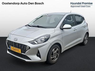 Sleek silver metallic (rys) Gebruikt 2021 Hyundai i10 Comfort Hatchback | € 13.340 (Eerlijke prijs)