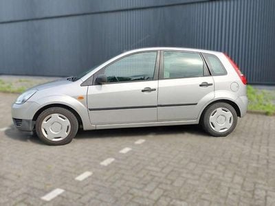 Zilver Gebruikt 2002 Ford Fiesta Sedan | € 3.500