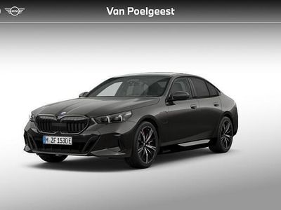 Sophistograu brillianteffect metallic (grijs metallic) Nieuw 2025 BMW 550e M Sport Sedan | € 105.912 (Duur)