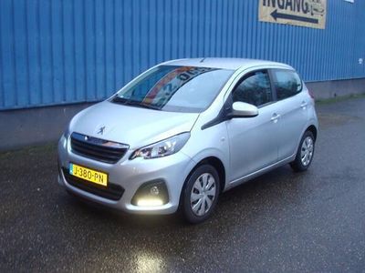 tweedehands Peugeot 108 1.0 VTi Active Top - 54.881 km NAP - 5 deurs - Airco - Bluetooth telefoon voorbereiding - Electrische ramen voor - Centrale deurvergrendeling op sleutel - 2 sleutels aanwezig - Metalic lak - Radio/cd speler - D