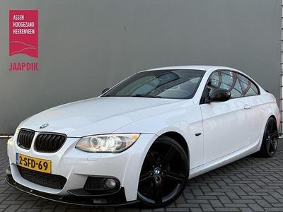Wit Occasion 2013 BMW 320 Sport Line Coupé | € 10.899 (Goede deal)