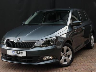Grijs, metallic lak Gebruikt 2015 Skoda Fabia First Edition Hatchback | € 11.850 (Iets duurder)
