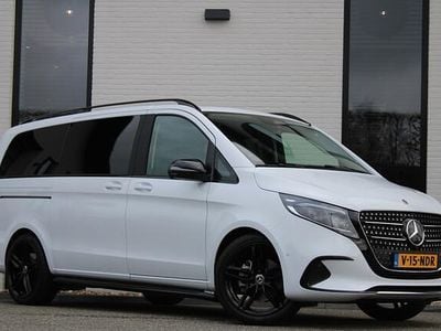 Wit (metallic) Gebruikt 2024 Mercedes V220 Night MPV | € 67.950 (Super prijs)
