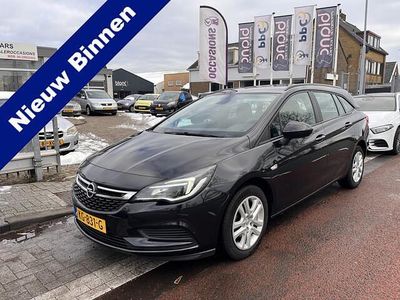 Zwart (metallic) Occasion 2016 Opel Astra Business Stationwagen | € 5.895 (Eerlijke prijs)