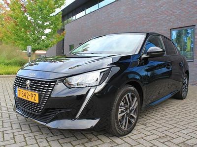Zwart Gebruikt 2023 Peugeot 208 Allure Hatchback | € 16.999 (Eerlijke prijs)