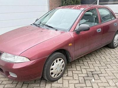 Rood Occasion 1997 Mitsubishi Carisma Sedan | € 550