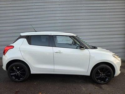 Wit (metallic) Gebruikt 2017 Suzuki Swift Hatchback | € 11.950 (Eerlijke prijs)