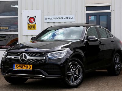 tweedehands Mercedes E300 GLC-KLASSE Coupé4MATIC AMG Plug in Hybride 9G-Aut.*BTW*Perfect Onderh.*Facelift*AMG Ext/int/Dak/Sfeerverl./Digi. Klokken/Diamond Grille/Sport Leder/Stoelverw./Navi/LED/Xenon/Dodehoek/Rijstrook/Apple Carplay-android/Camera/Elek. Klep/Parkeer