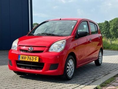 Occasion Daihatsu Cuore 69 PK (50 kW) 2011 Rood, metallic lak Hatchback