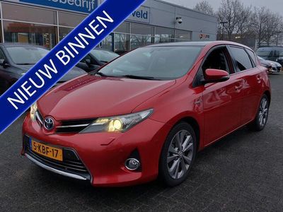 tweedehands Toyota Auris 1.8 Hybrid 100pk Automaat Lease Pro 5-Deurs | Navi | Bi-Xenon | Clima | Cruise | Panoramadak | Keyless Entry | Pdc V+A+Assist+Camera | Licht+Regensensor | Privacy Glass | 17''lm | Trekhaak