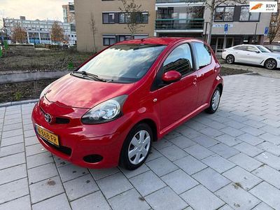 Occasion Toyota Aygo 68 PK (50 kW) 2009 Rood (metallic) Hatchback