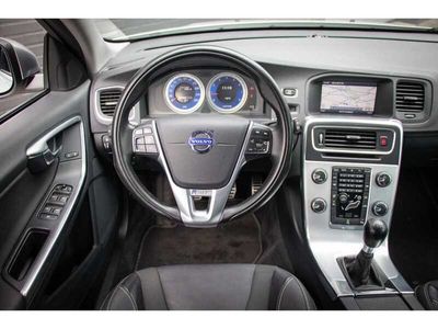 tweedehands Volvo V60 T3 R-Design, Navi, Trekhaak, 18 Inch, Bluetooth, PDC Achter