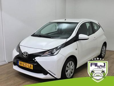 Wit Gebruikt 2015 Toyota Aygo X-play Hatchback | € 8.694 (Eerlijke prijs)