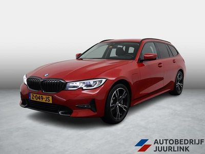 Rood (metallic) Gebruikt 2021 BMW 330e Stationwagen | € 27.899 (Goede deal)