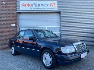 Blauw Occasion 1991 Mercedes E200 Sedan | € 6.544