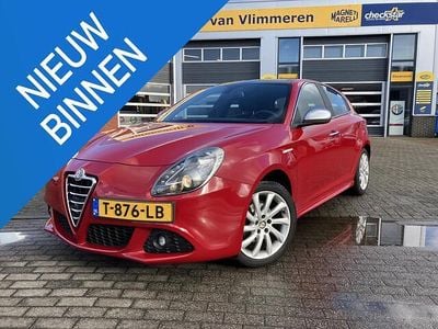 Rood Occasion 2011 Alfa Romeo Giulietta Distinctive Hatchback | € 7.999 (Eerlijke prijs)