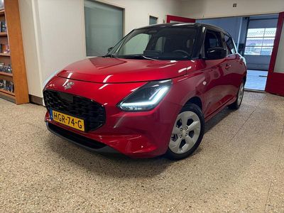 Rood Occasion 2025 Suzuki Swift Hatchback | € 21.999 (Iets duurder)