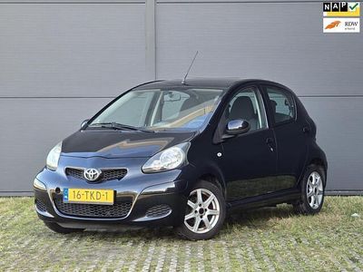 Zwart (metallic) Occasion 2012 Toyota Aygo Comfort Hatchback | € 4.449 (Eerlijke prijs)