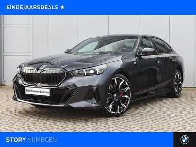 Grijs Gebruikt 2025 BMW 550e M Sport Sedan | € 87.950 (Eerlijke prijs)