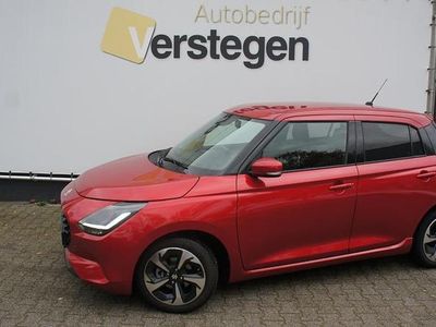 Rood (metallic) Occasion 2025 Suzuki Swift Style Hatchback | € 22.950 (Iets duurder)