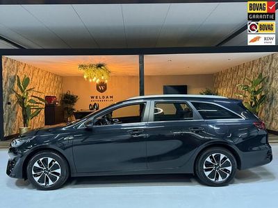 Zwart (metallic) Gebruikt 2023 Kia Ceed Sportswagon Stationwagen | € 23.990 (Eerlijke prijs)