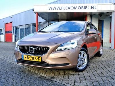 Bruin Occasion 2016 Volvo V40 Momentum Hatchback | € 12.950 (Super prijs)