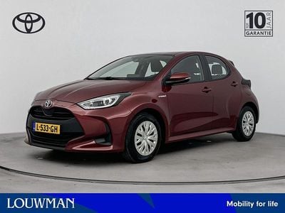 Rood (parellak) Gebruikt 2021 Toyota Yaris Hybrid Active Hatchback | € 19.945 (Eerlijke prijs)