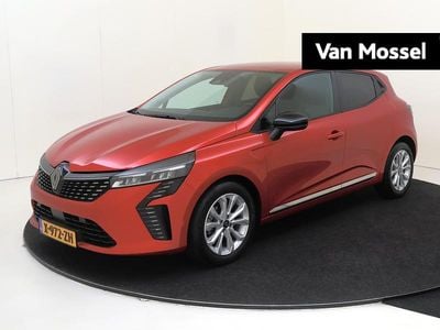 Rood Gebruikt 2024 Renault Clio V Evolution Hatchback | € 19.635 (Eerlijke prijs)