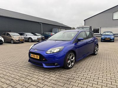 Blauw (metallic) Occasion 2014 Ford Focus ST Hatchback | € 11.950 (Eerlijke prijs)