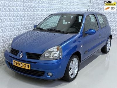 Blauw (metallic) Gebruikt 2005 Renault Clio II Authentique Hatchback | € 1.999 (Eerlijke prijs)